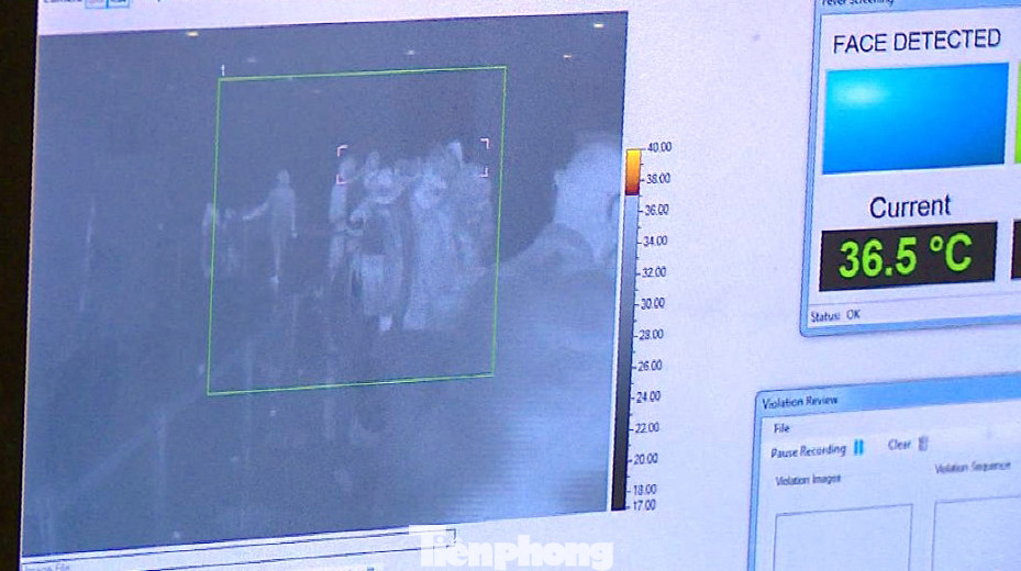 Ứng trực 24/24 kiểm tra y tế người về từ Hàn Quốc ở sân bay Nội Bài ảnh 6