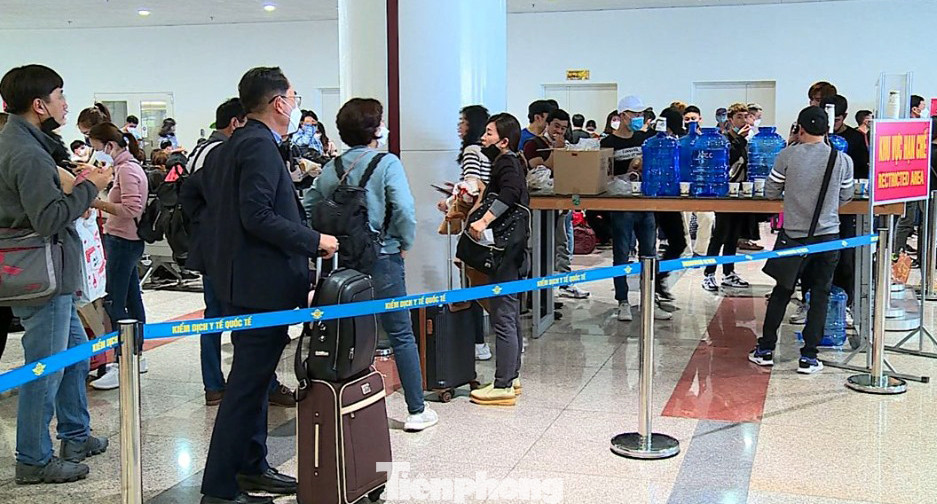 Ứng trực 24/24 kiểm tra y tế người về từ Hàn Quốc ở sân bay Nội Bài ảnh 2