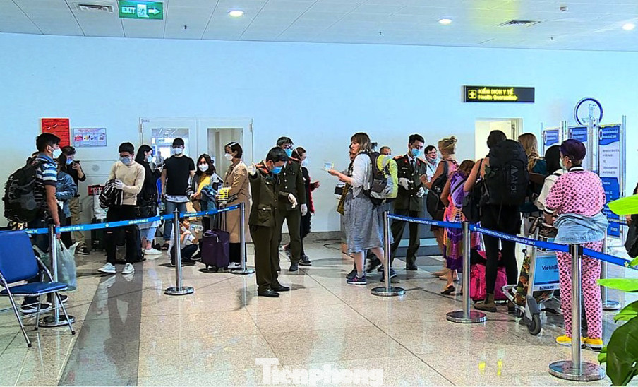 Ứng trực 24/24 kiểm tra y tế người về từ Hàn Quốc ở sân bay Nội Bài ảnh 8
