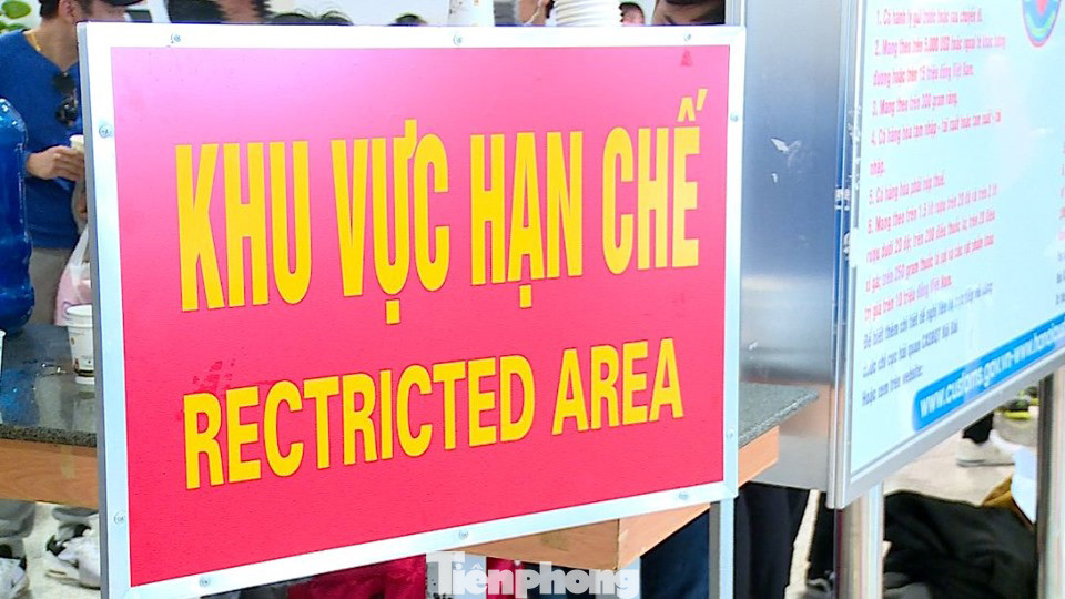 Ứng trực 24/24 kiểm tra y tế người về từ Hàn Quốc ở sân bay Nội Bài ảnh 3