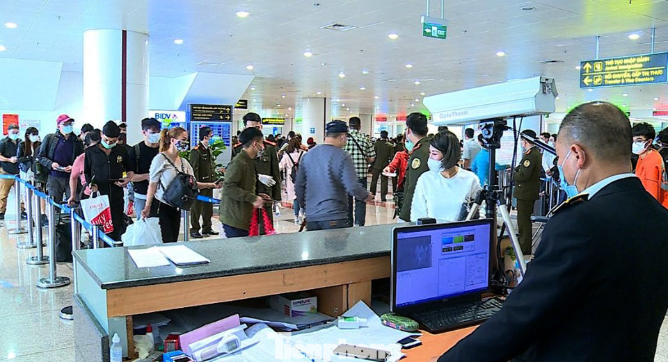 Ứng trực 24/24 kiểm tra y tế người về từ Hàn Quốc ở sân bay Nội Bài ảnh 4