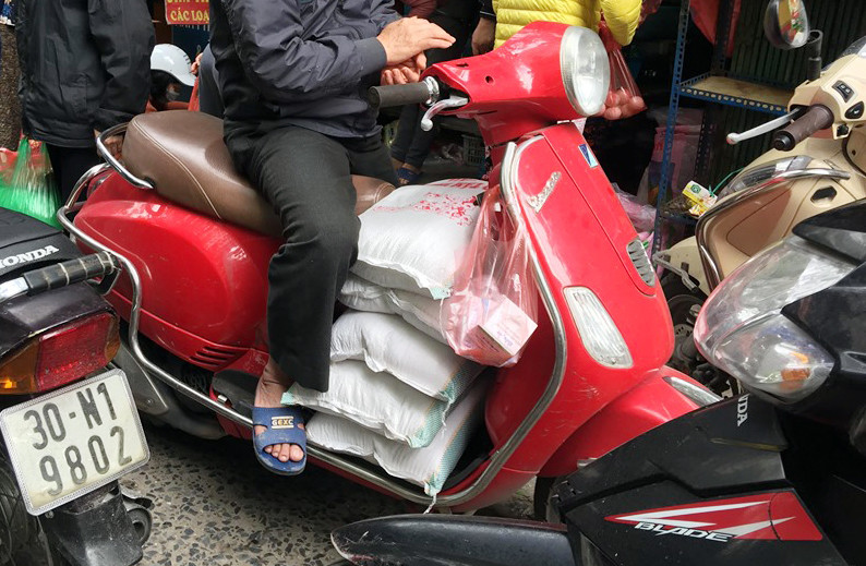 Chợ cóc cháy hàng sau thông tin ca mắc Covid-19 ở Hà Nội ảnh 7