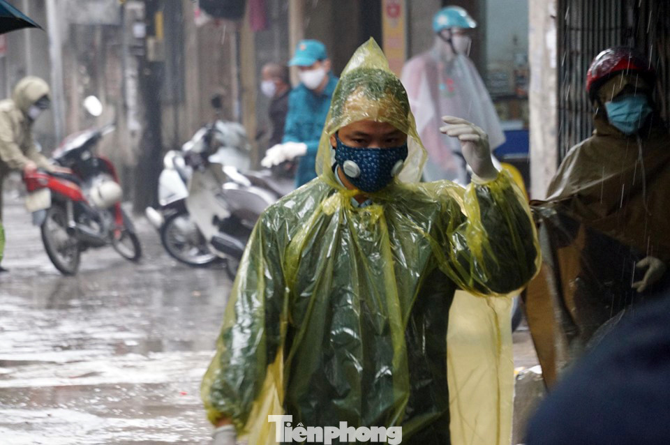 Gỡ cách ly xóm trọ Cầu Giấy, nơi ở của ca nhiễm COVID-19 thứ 39 ảnh 2