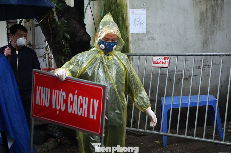 Gỡ cách ly xóm trọ Cầu Giấy, nơi ở của ca nhiễm COVID-19 thứ 39 ảnh 3