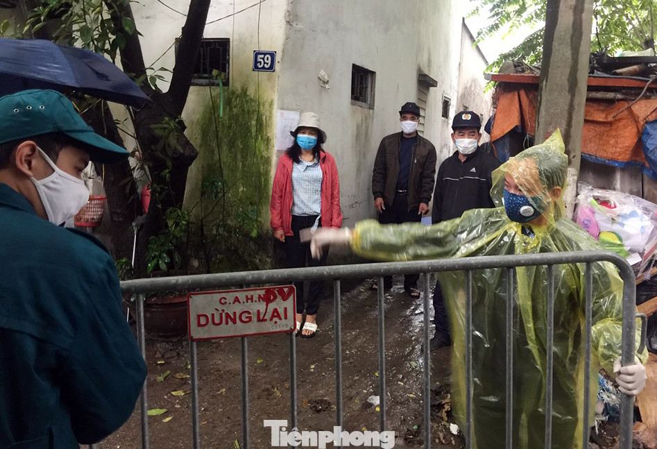Gỡ cách ly xóm trọ Cầu Giấy, nơi ở của ca nhiễm COVID-19 thứ 39 ảnh 5