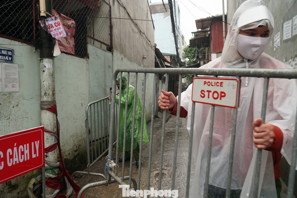 Gỡ cách ly xóm trọ Cầu Giấy, nơi ở của ca nhiễm COVID-19 thứ 39 ảnh 6