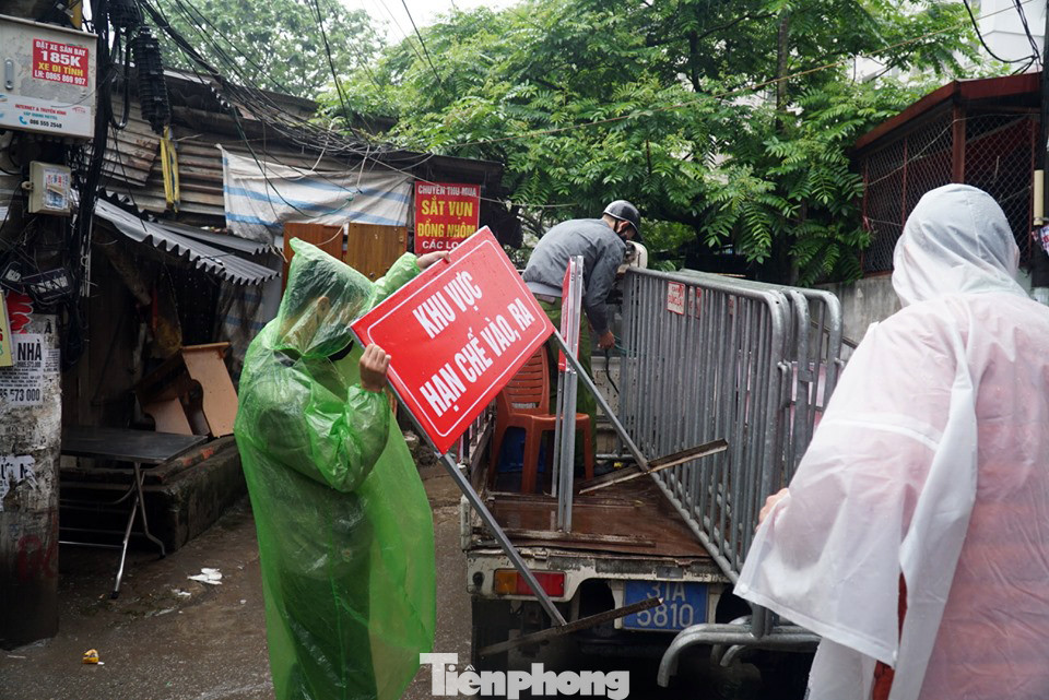 Gỡ cách ly xóm trọ Cầu Giấy, nơi ở của ca nhiễm COVID-19 thứ 39 ảnh 7