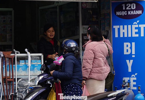 Hà Nội xử lý nhiều cửa hàng lợi dụng dịch corona 'chặt chém' giá khẩu trang ảnh 3