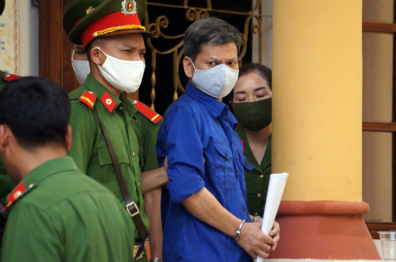 Hai phụ huynh đưa hối lộ nâng điểm được trả tự do tại tòa ảnh 1