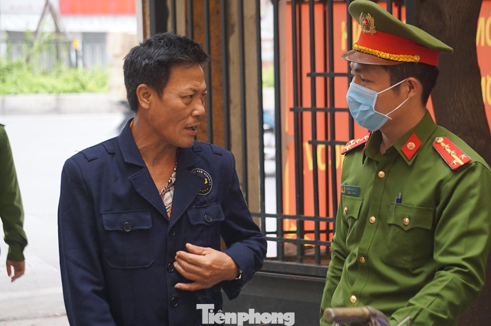 Xử phạt hàng loạt người không đeo khẩu trang khi ra đường ngày đầu cách ly toàn xã hội ảnh 1