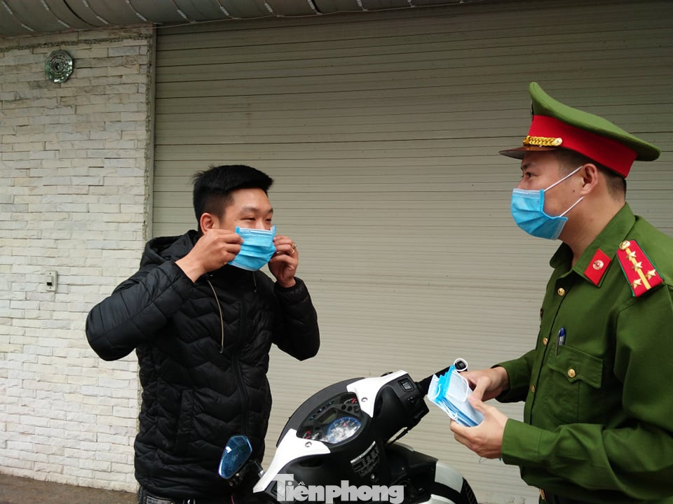 Xử phạt hàng loạt người không đeo khẩu trang khi ra đường ngày đầu cách ly toàn xã hội ảnh 3