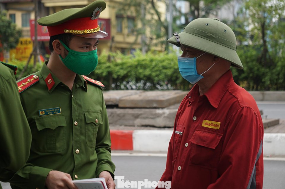 Xử phạt hàng loạt người không đeo khẩu trang khi ra đường ngày đầu cách ly toàn xã hội ảnh 2