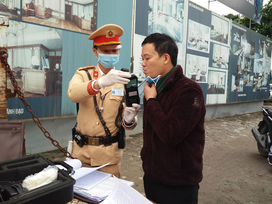 CSGT tạm dừng dùng phễu thổi khi kiểm tra nồng độ cồn ảnh 1