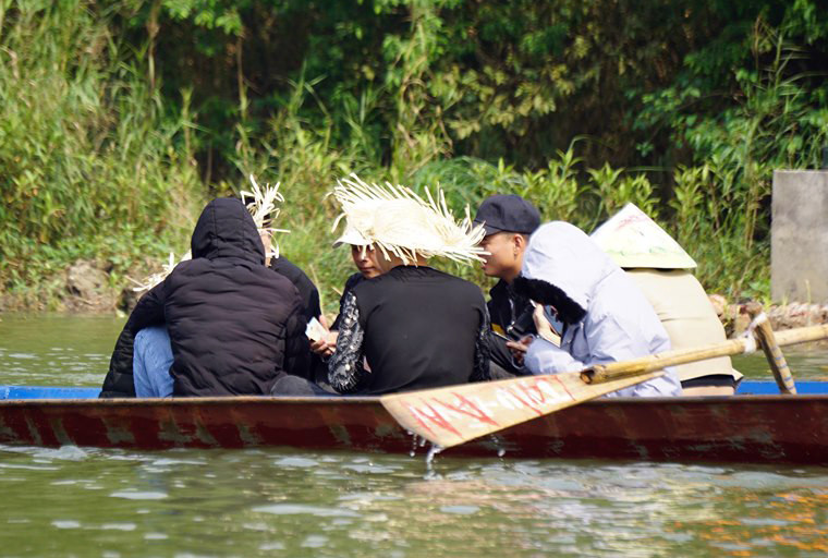 Chen chúc 'đánh bạc' trên thuyền ngày khai hội chùa Hương ảnh 11