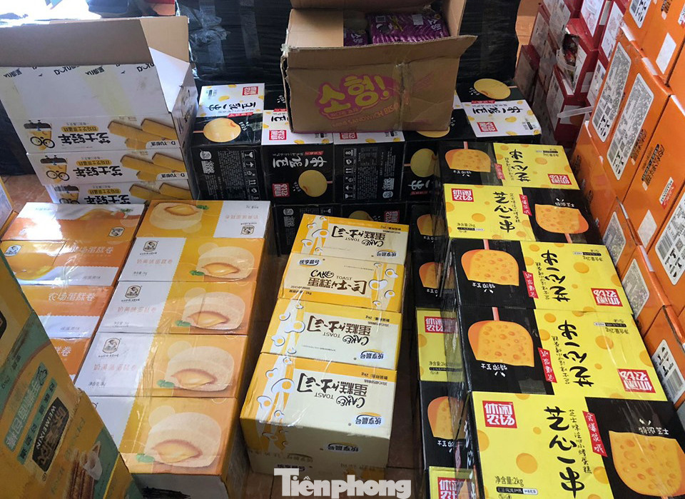 Cận cảnh hơn 10 tấn bánh trung thu, trà sữa nhập lậu ảnh 7
