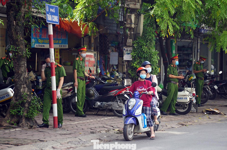 Công an siết chặt an ninh tại Bệnh viện E sau ca mắc COVID-19 ảnh 7