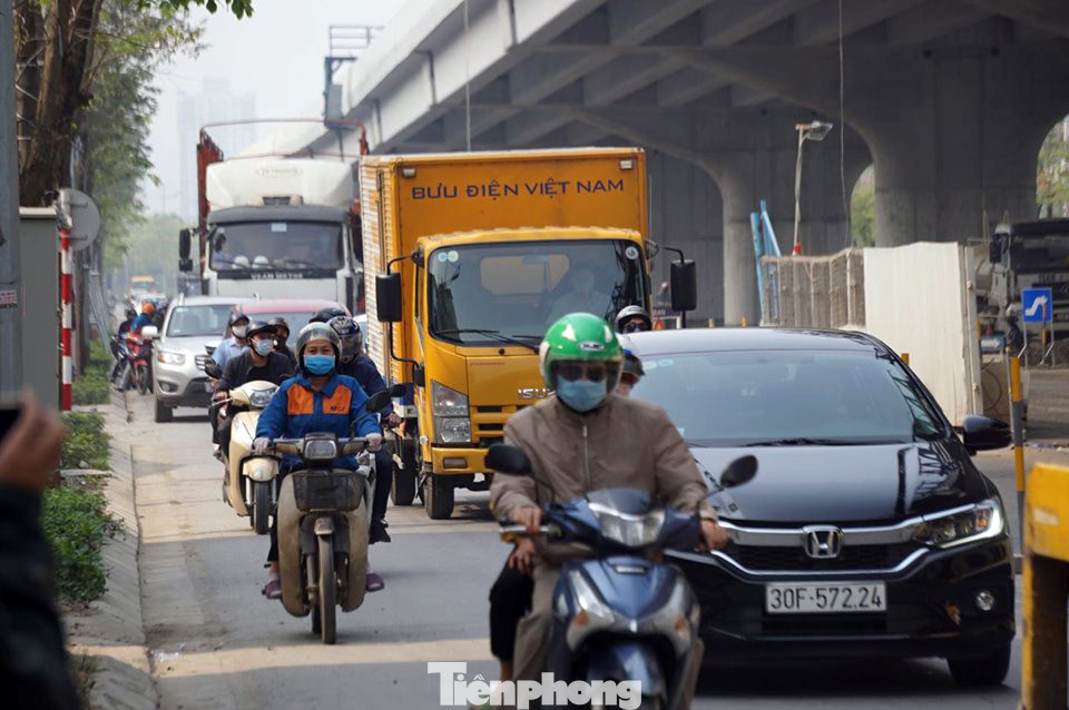 Cửa ngõ Thủ đô tấp nập phương tiện ngày cuối hết cách ly toàn xã hội ảnh 9