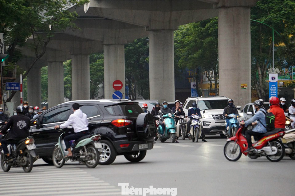 Cửa ngõ Thủ đô tấp nập phương tiện ngày cuối hết cách ly toàn xã hội ảnh 4