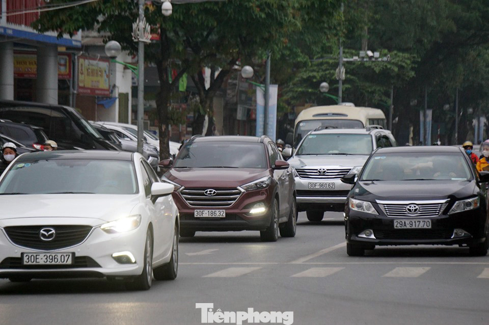 Cửa ngõ Thủ đô tấp nập phương tiện ngày cuối hết cách ly toàn xã hội ảnh 5