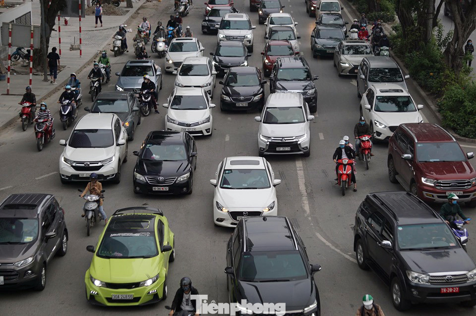 Cửa ngõ Thủ đô tấp nập phương tiện ngày cuối hết cách ly toàn xã hội ảnh 3