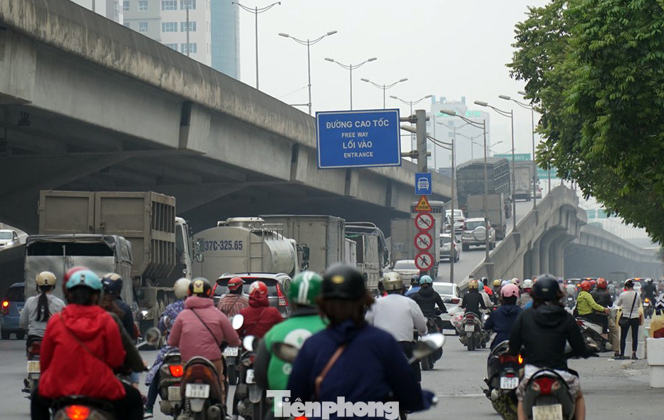 Cửa ngõ Thủ đô tấp nập phương tiện ngày cuối hết cách ly toàn xã hội ảnh 8