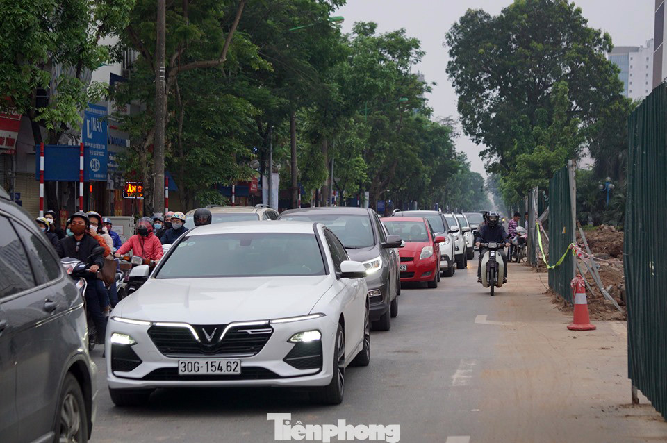 Cửa ngõ Thủ đô tấp nập phương tiện ngày cuối hết cách ly toàn xã hội ảnh 7
