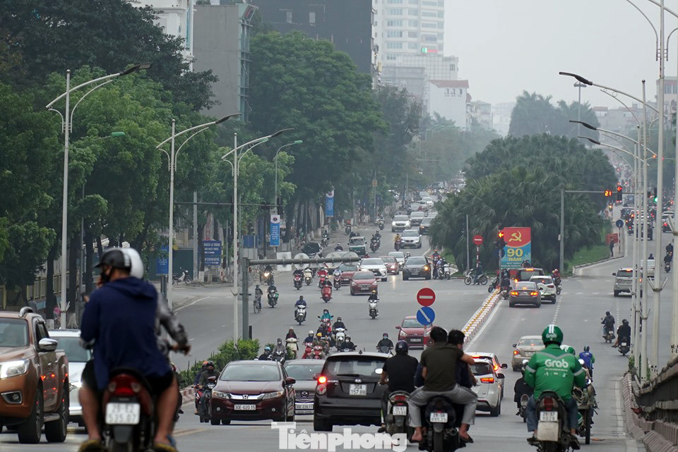 Cửa ngõ Thủ đô tấp nập phương tiện ngày cuối hết cách ly toàn xã hội ảnh 1