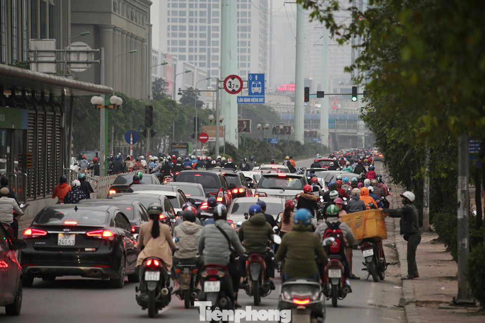 Cửa ngõ Thủ đô tấp nập phương tiện ngày cuối hết cách ly toàn xã hội ảnh 10