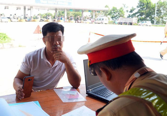 Mục kích cảnh sát tổng kiểm soát giao thông trên cao tốc Nội Bài - Lào Cai ảnh 5