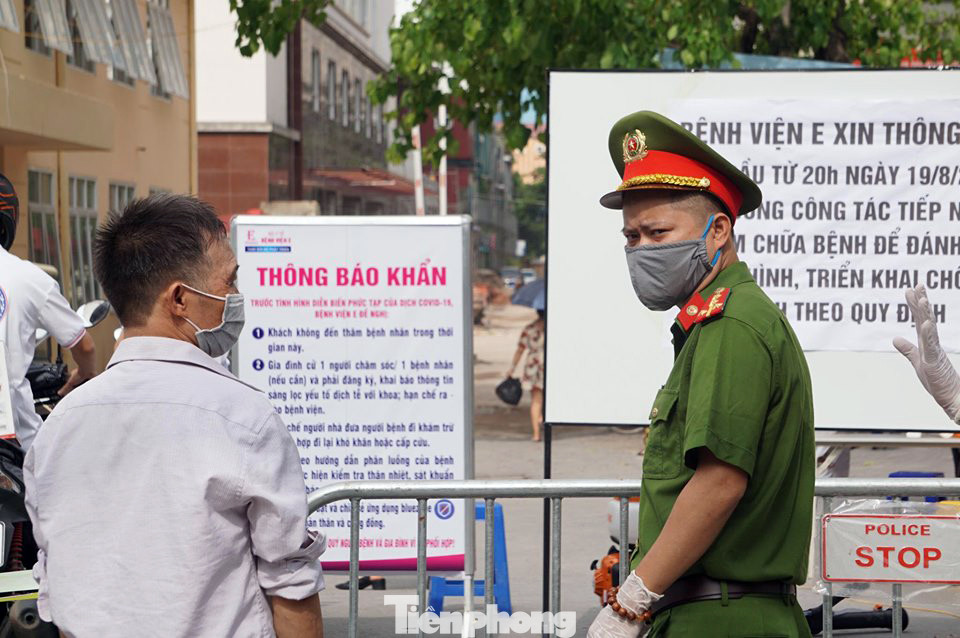 Công an siết chặt an ninh tại Bệnh viện E sau ca mắc COVID-19 ảnh 6