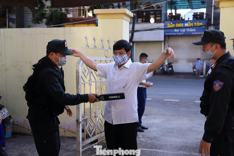 Cận cảnh phiên xét xử 12 bị cáo trong vụ gian lận điểm thi ở Sơn La ảnh 4