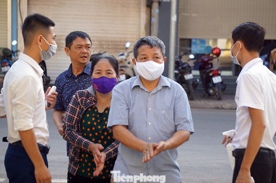 Cận cảnh phiên xét xử 12 bị cáo trong vụ gian lận điểm thi ở Sơn La ảnh 6