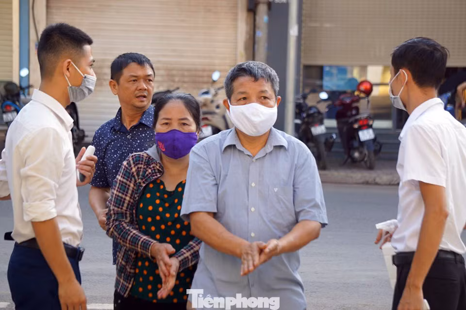 Cận cảnh phiên xét xử 12 bị cáo trong vụ gian lận điểm thi ở Sơn La ảnh 6