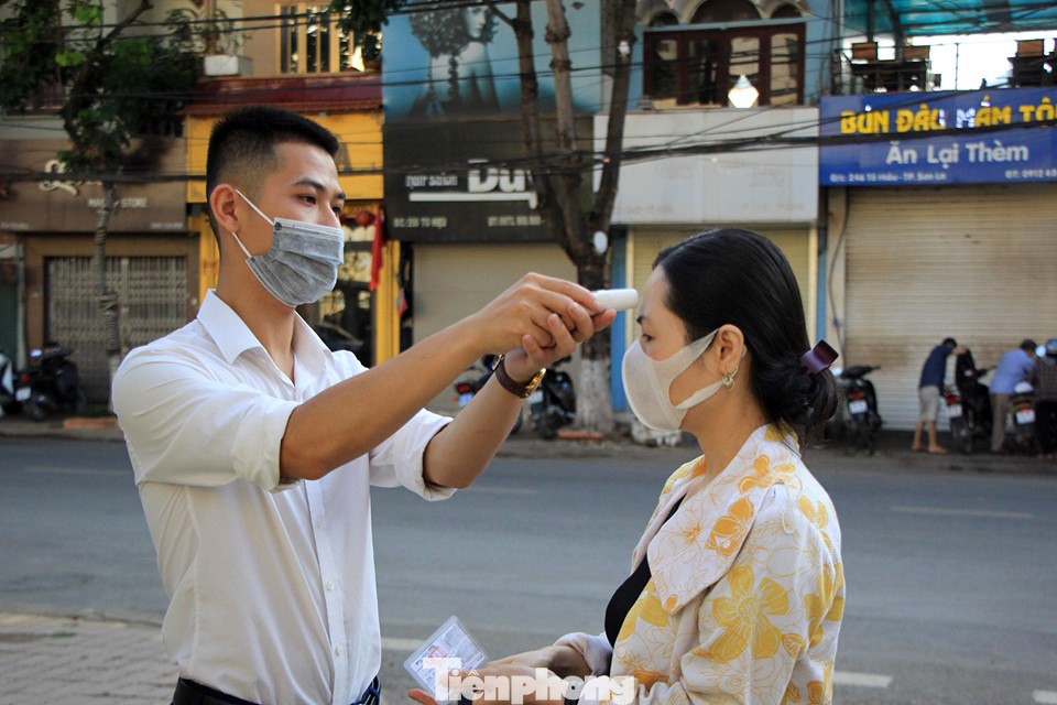 Cận cảnh phiên xét xử 12 bị cáo trong vụ gian lận điểm thi ở Sơn La ảnh 5