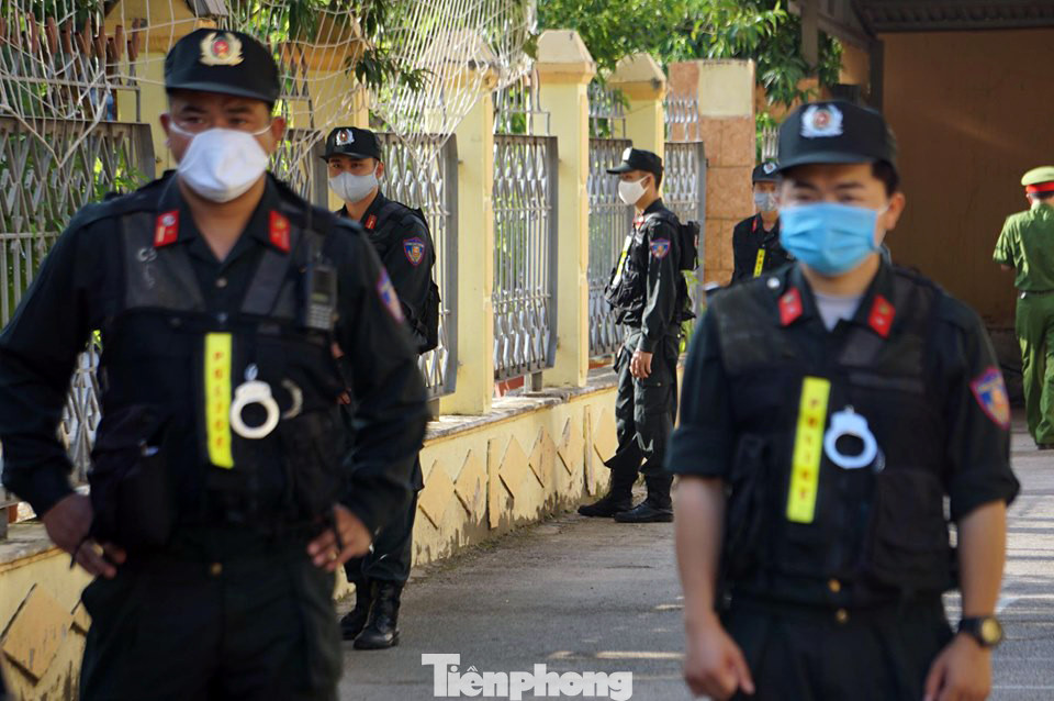 Cận cảnh phiên xét xử 12 bị cáo trong vụ gian lận điểm thi ở Sơn La ảnh 2