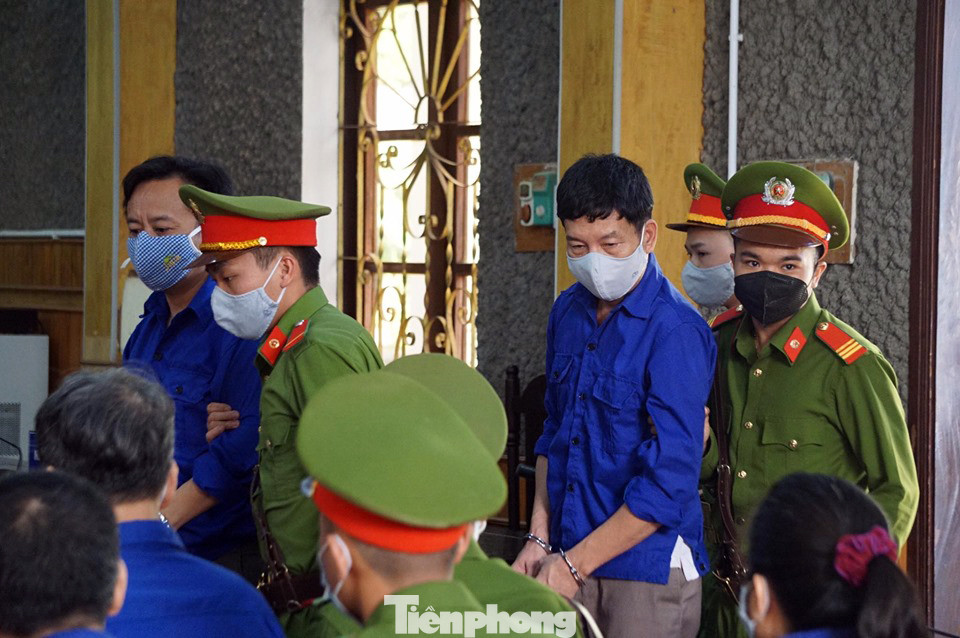 Cận cảnh phiên xét xử 12 bị cáo trong vụ gian lận điểm thi ở Sơn La ảnh 7