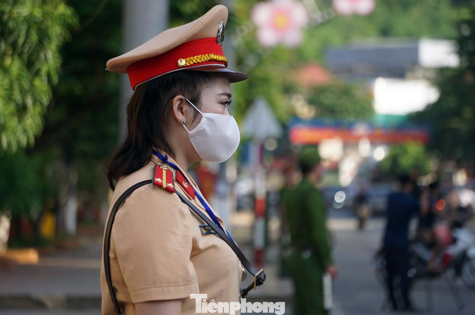 Cận cảnh phiên xét xử 12 bị cáo trong vụ gian lận điểm thi ở Sơn La ảnh 3