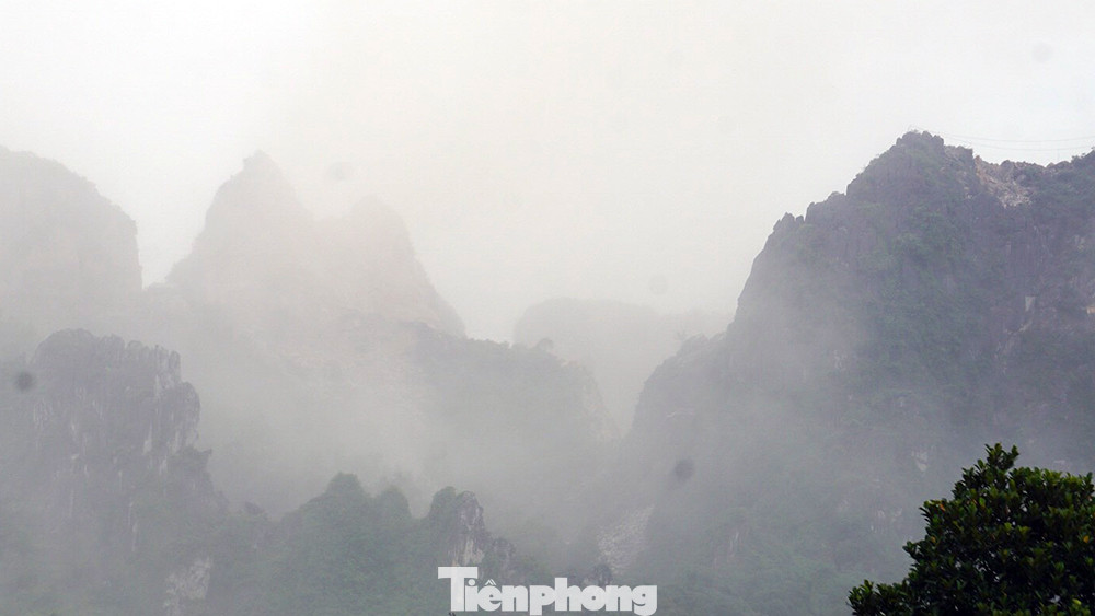 Cận cảnh 'bão bụi' bủa vây dân làng do nổ mìn phá đá ở Hải Phòng ảnh 3