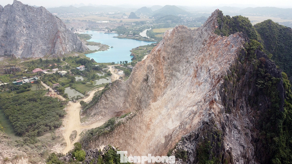 Cận cảnh 'bão bụi' bủa vây dân làng do nổ mìn phá đá ở Hải Phòng ảnh 6