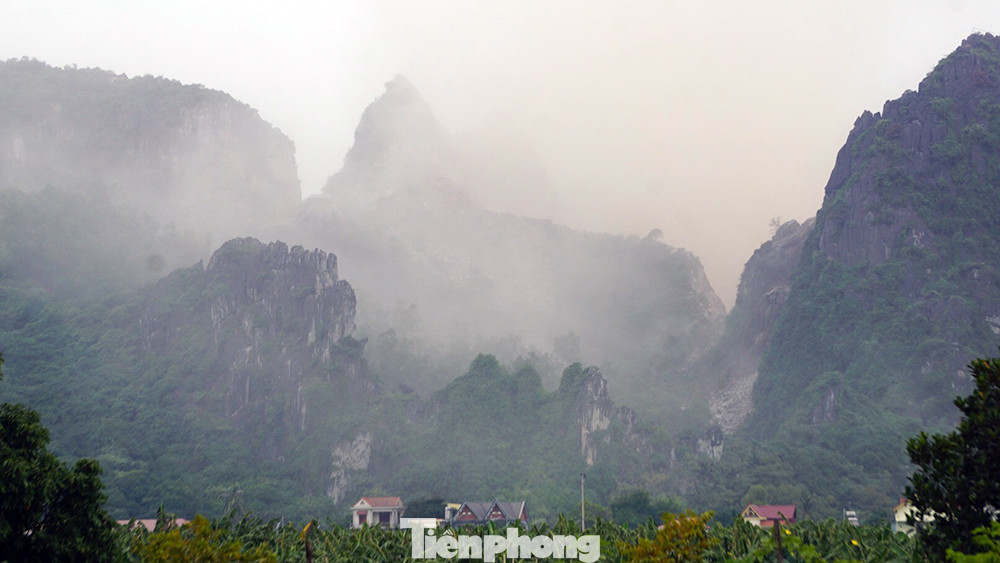 Cận cảnh 'bão bụi' bủa vây dân làng do nổ mìn phá đá ở Hải Phòng ảnh 2