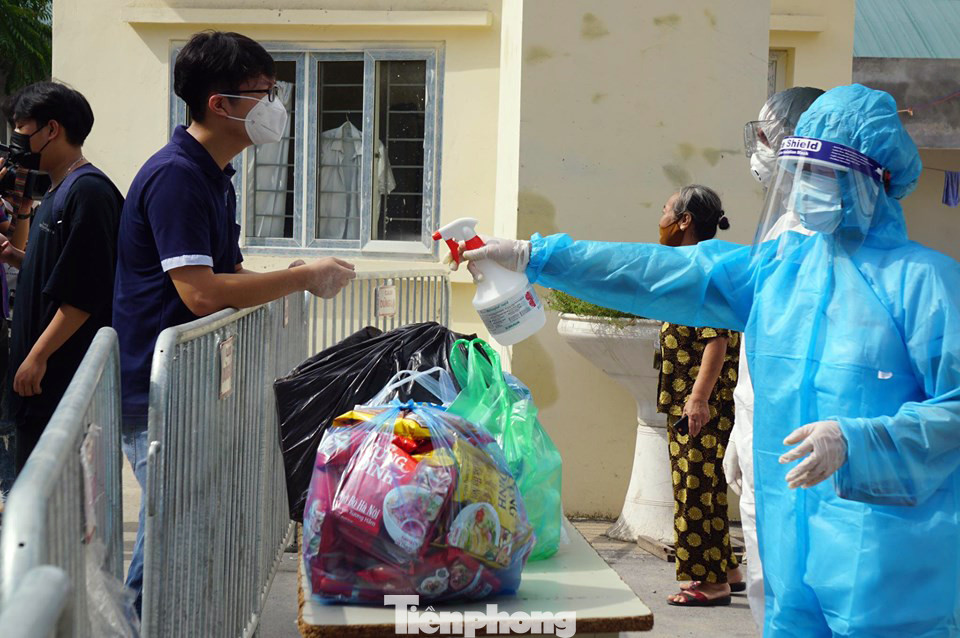 Công an siết chặt an ninh tại Bệnh viện E sau ca mắc COVID-19 ảnh 9