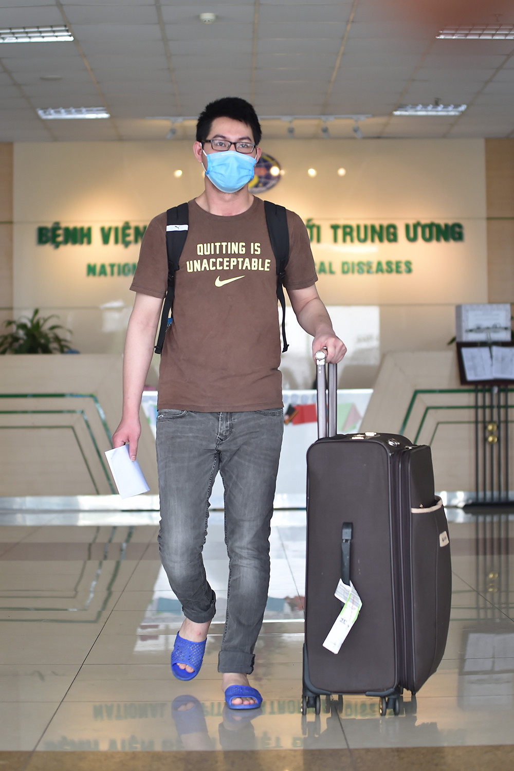 Nhiều ca mắc COVID-19 'đặc biệt' được điều trị khỏi xuất viện ảnh 4