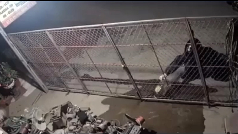 Kinh hoàng cảnh đổ xăng đốt nhà hàng xóm ở Hưng Yên ảnh 1