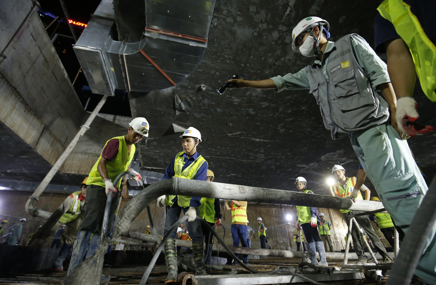 Trắng đêm đổ bê tông hợp long ga ngầm trên phố Kim Mã ảnh 4