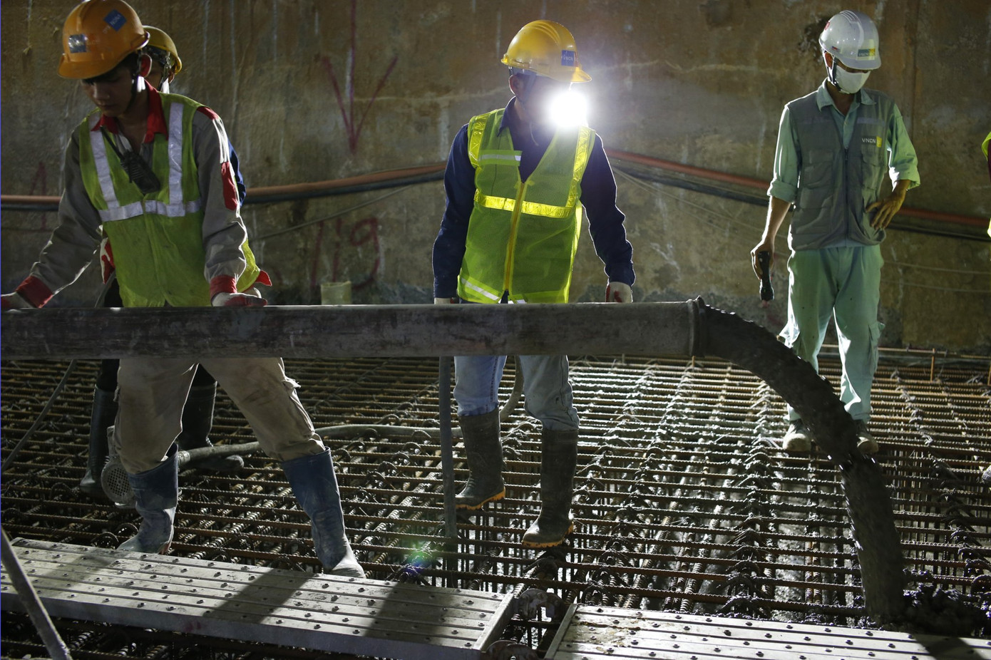 Trắng đêm đổ bê tông hợp long ga ngầm trên phố Kim Mã ảnh 6