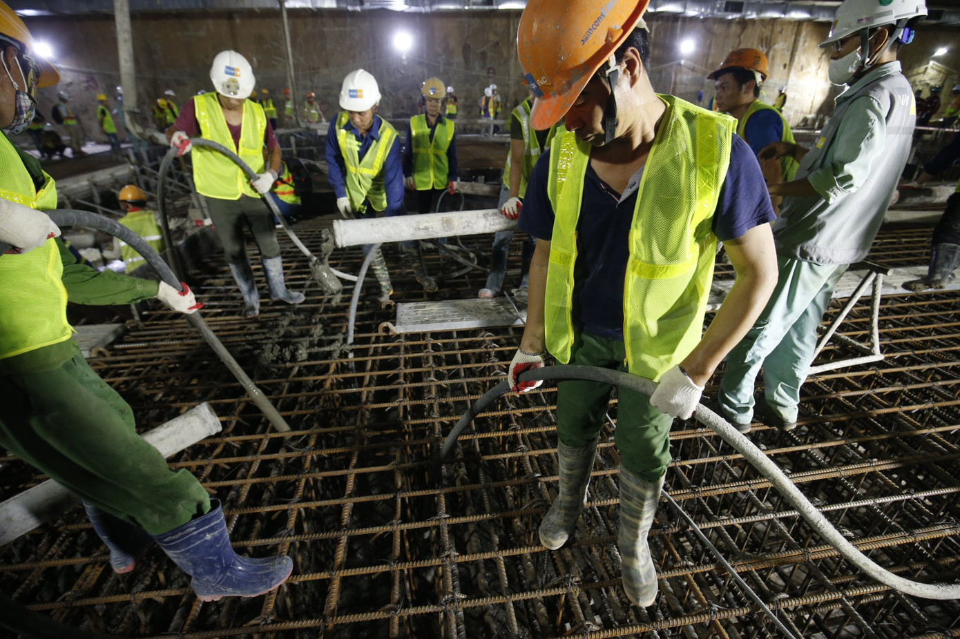 Trắng đêm đổ bê tông hợp long ga ngầm trên phố Kim Mã ảnh 8