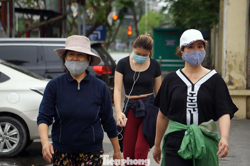 Công viên ở Hà Nội đồng loạt đóng cửa để cách ly toàn xã hội ảnh 3