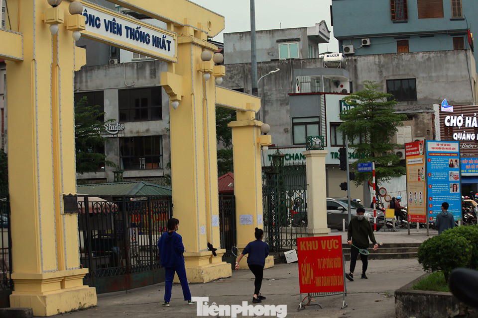 Công viên ở Hà Nội đồng loạt đóng cửa để cách ly toàn xã hội ảnh 9