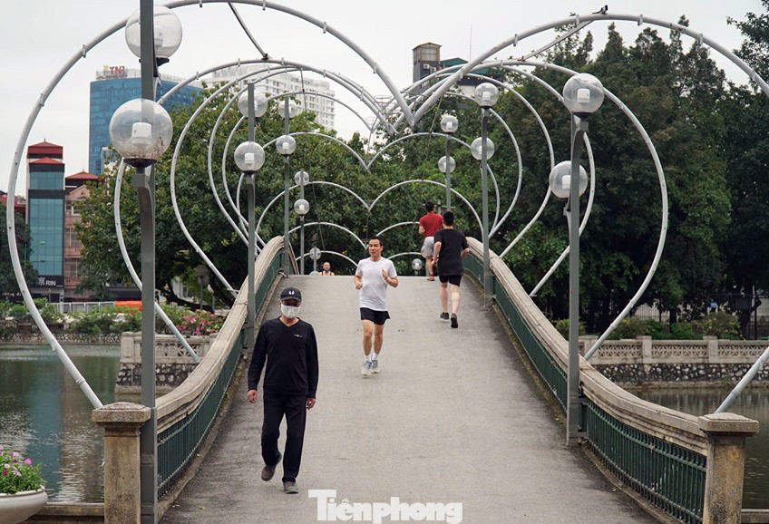 Công viên ở Hà Nội đồng loạt đóng cửa để cách ly toàn xã hội ảnh 8