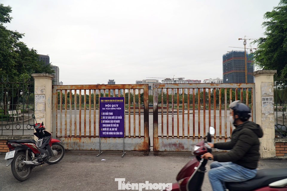 Công viên ở Hà Nội đồng loạt đóng cửa để cách ly toàn xã hội ảnh 5